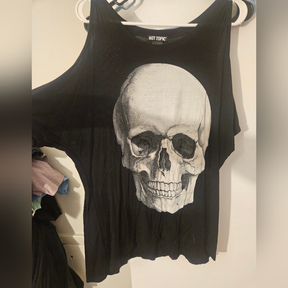 Hot Topic Black and White Skull Muscle Tee